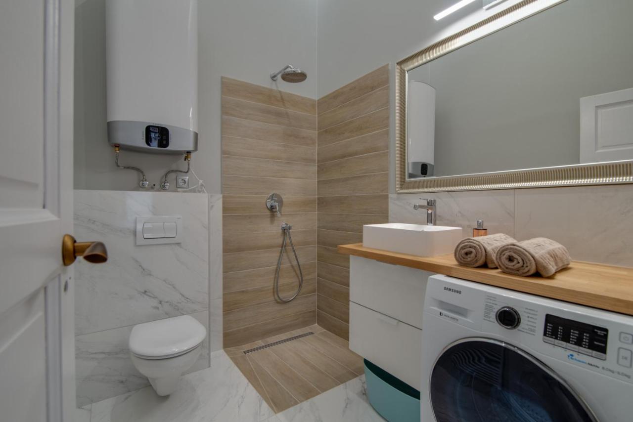 Helios Downtown Martha Apartment บูดาเปสต์ ภายนอก รูปภาพ